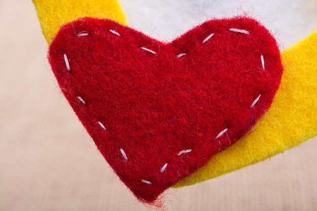haftowane serce na płótnie